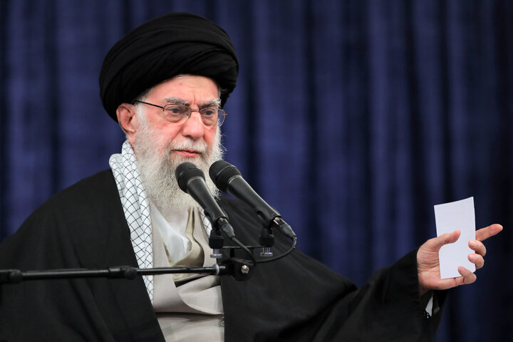 رهبر انقلاب: آمریکا جنگ پرداز است