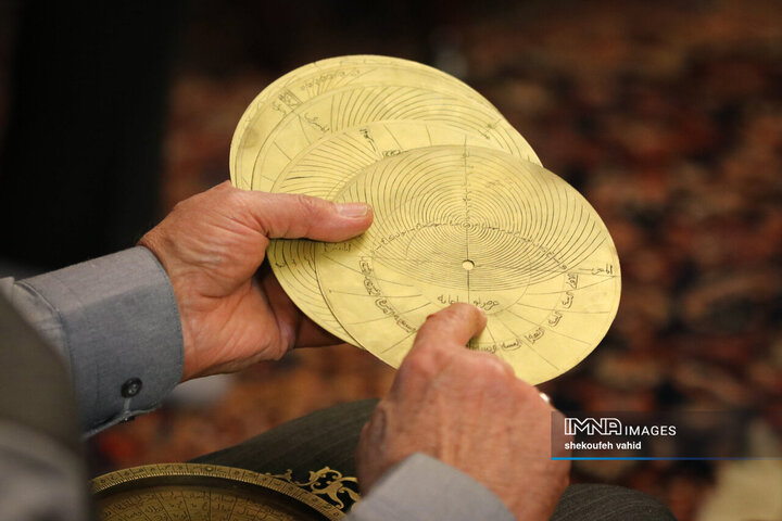 دیدار استاندار اصفهان با هنرمند قلم‌زن