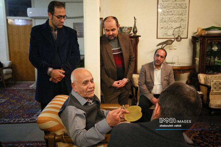 دیدار استاندار اصفهان با هنرمند قلم‌زن