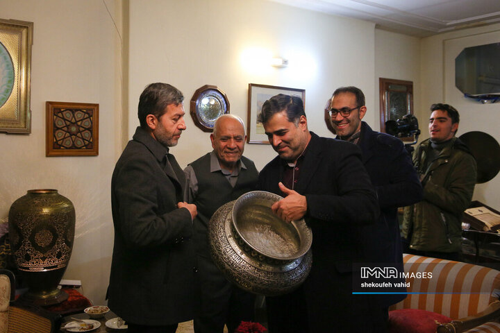 دیدار استاندار اصفهان با هنرمند قلم‌زن