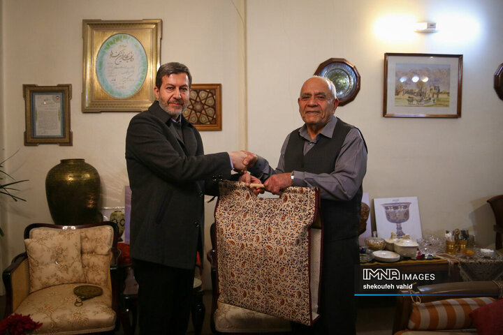 دیدار استاندار اصفهان با هنرمند قلم‌زن