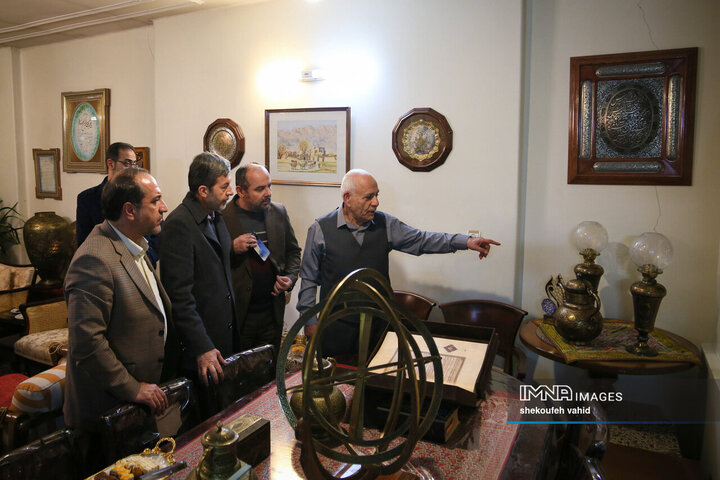 دیدار استاندار اصفهان با هنرمند قلم‌زن