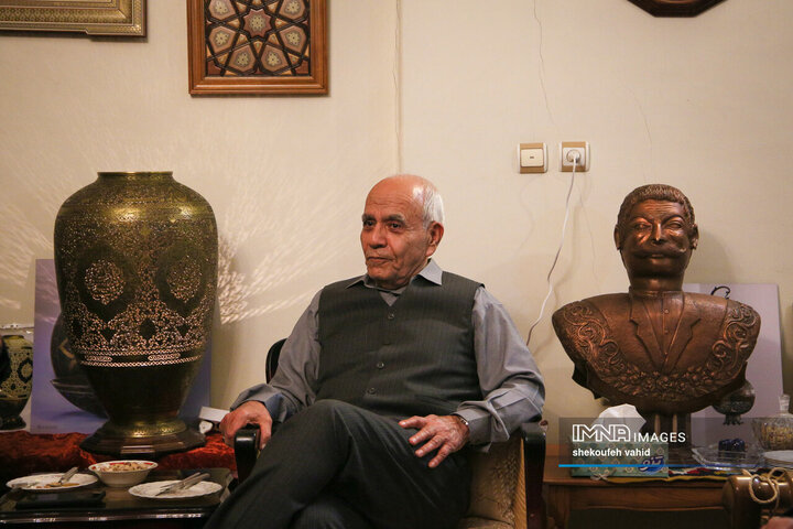 دیدار استاندار اصفهان با هنرمند قلم‌زن