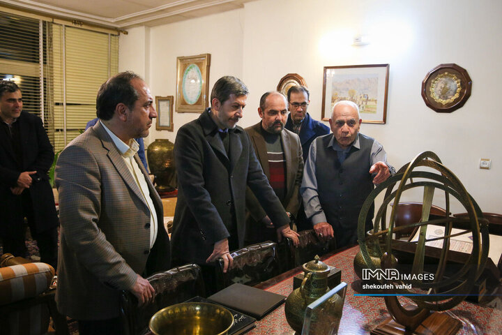 دیدار استاندار اصفهان با هنرمند قلم‌زن