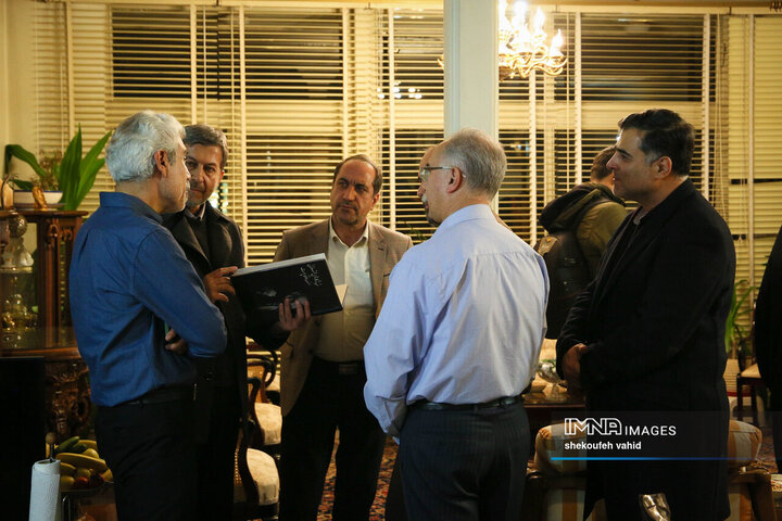 دیدار استاندار اصفهان با هنرمند قلم‌زن