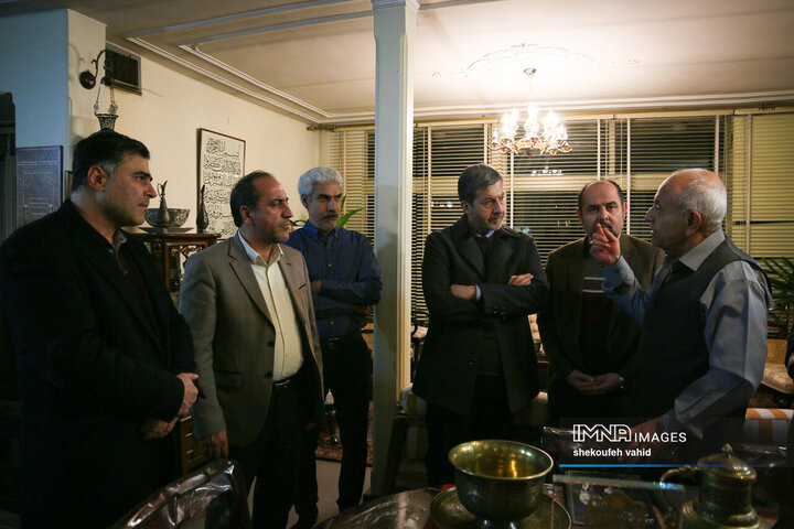 دیدار استاندار اصفهان با هنرمند قلم‌زن