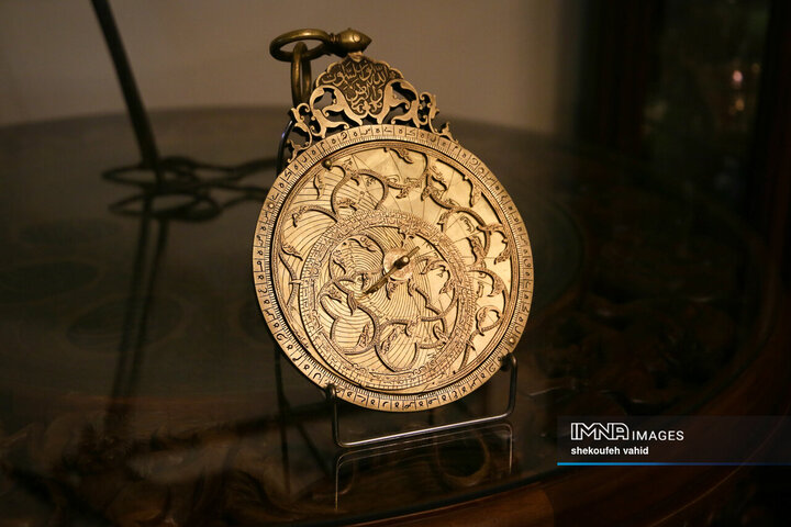 دیدار استاندار اصفهان با هنرمند قلم‌زن