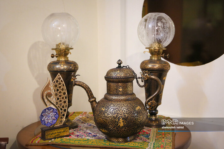 دیدار استاندار اصفهان با هنرمند قلم‌زن