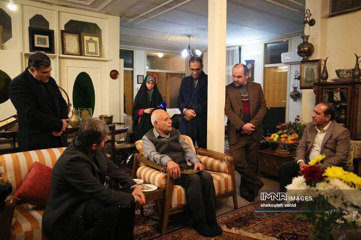 دیدار استاندار اصفهان با هنرمند قلم‌زن