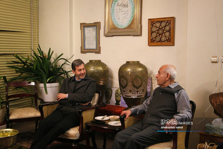 دیدار استاندار اصفهان با هنرمند قلم‌زن