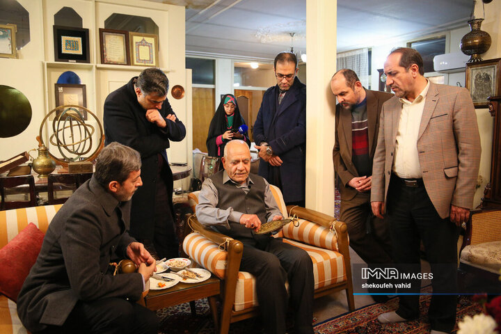 دیدار استاندار اصفهان با هنرمند قلم‌زن