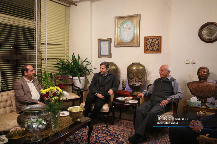 دیدار استاندار اصفهان با هنرمند قلم‌زن