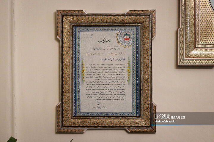 دیدار استاندار اصفهان با هنرمند قلم‌زن