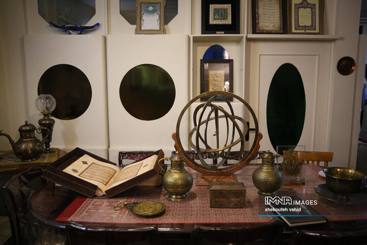 دیدار استاندار اصفهان با هنرمند قلم‌زن