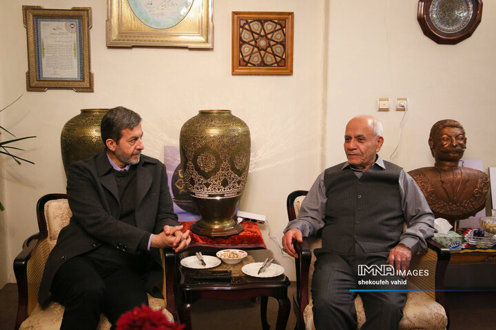 دیدار استاندار اصفهان با هنرمند قلم‌زن