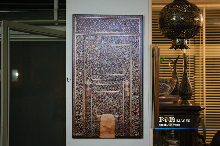 دیدار استاندار اصفهان با هنرمند قلم‌زن