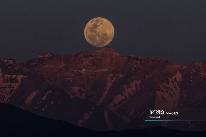 ماه بر فراز رشته کوه آند، در سانتیاگو، شیلی