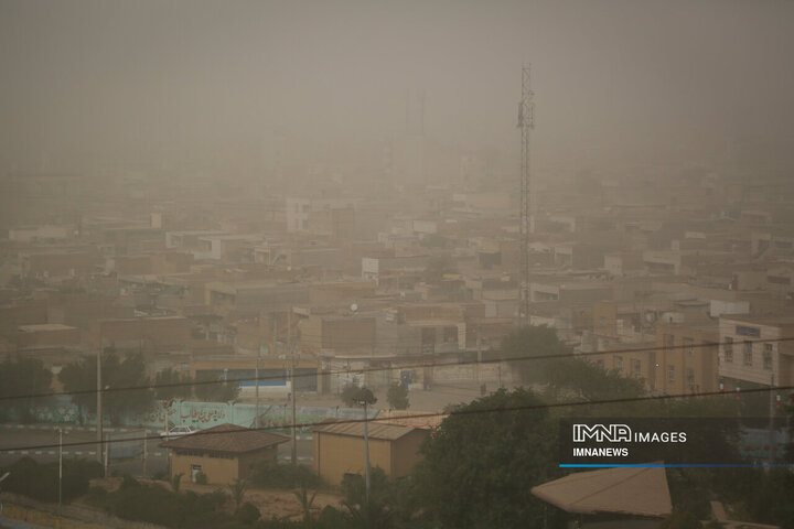 هجوم گرد و غبار به اهواز