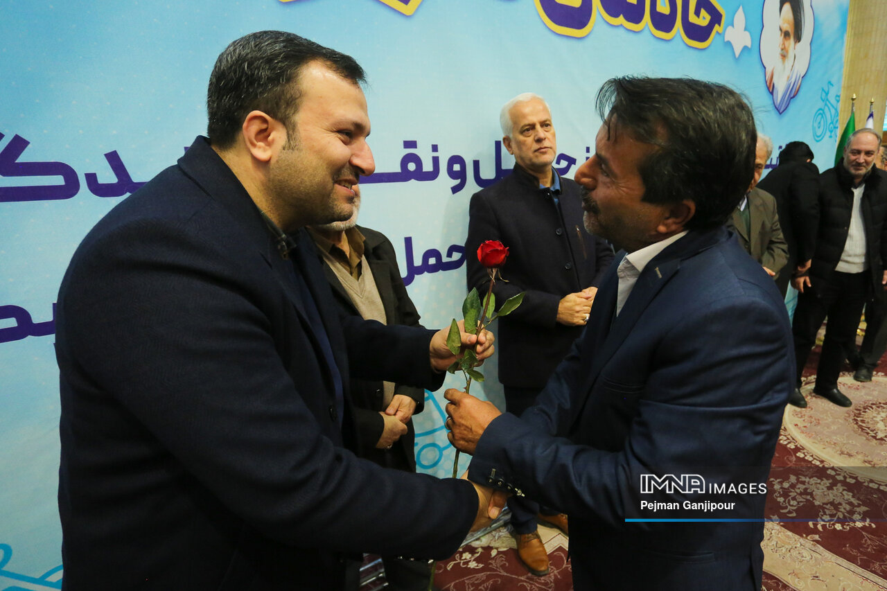 یک روز به افتخار خانواده بزرگ حملونقل/ تقدیر از سکانداران جاده و ریل در اصفهان