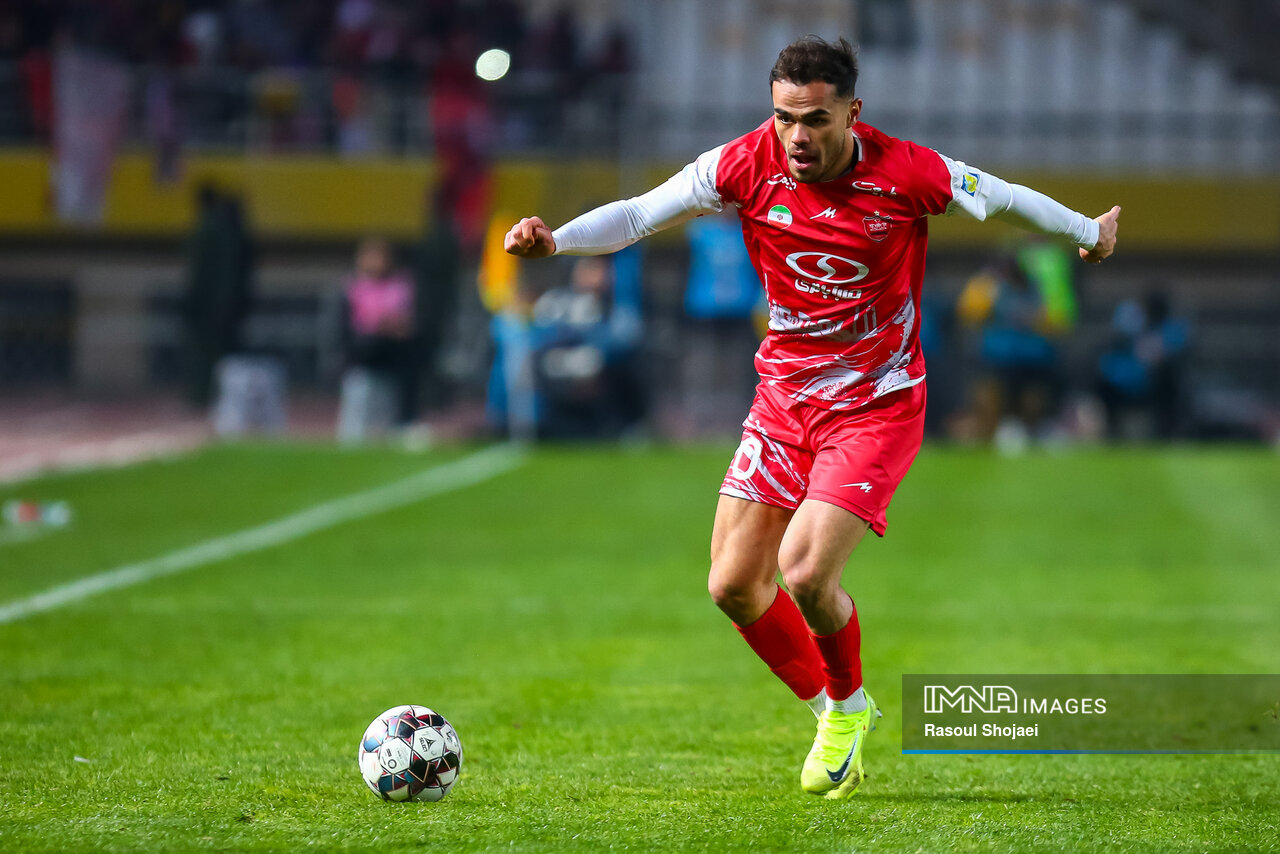 بین این دو مدعی از زمین تا آسمان فرق است