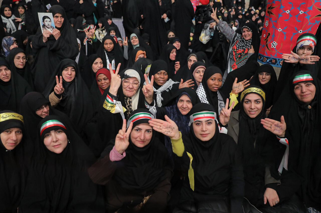 انقلاب اسلامی، بازگشت زنان به ریشههای اصالت و کرامت