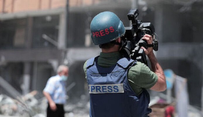 دوربین بهدستانی که در خط مقدم مقاومت ایستادند