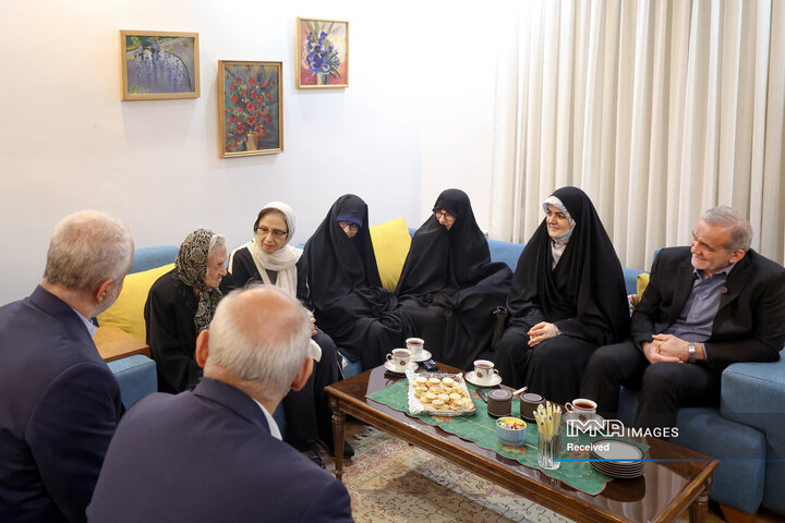 دیدار رئیس جمهور با خانواده دو شهید مسیحی دوران دفاع مقدس