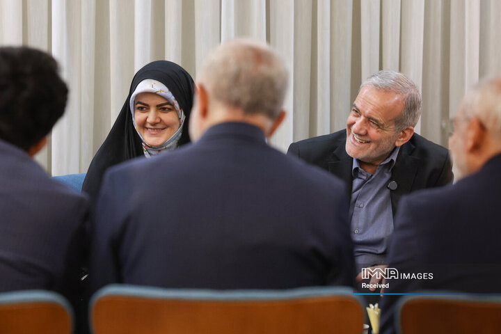 دیدار رئیس جمهور با خانواده دو شهید مسیحی دوران دفاع مقدس