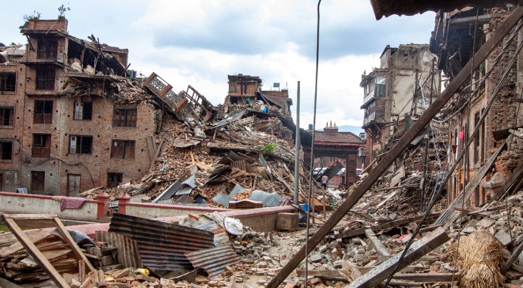 زلزله بم و ویرانگریهای مشابه در جهان