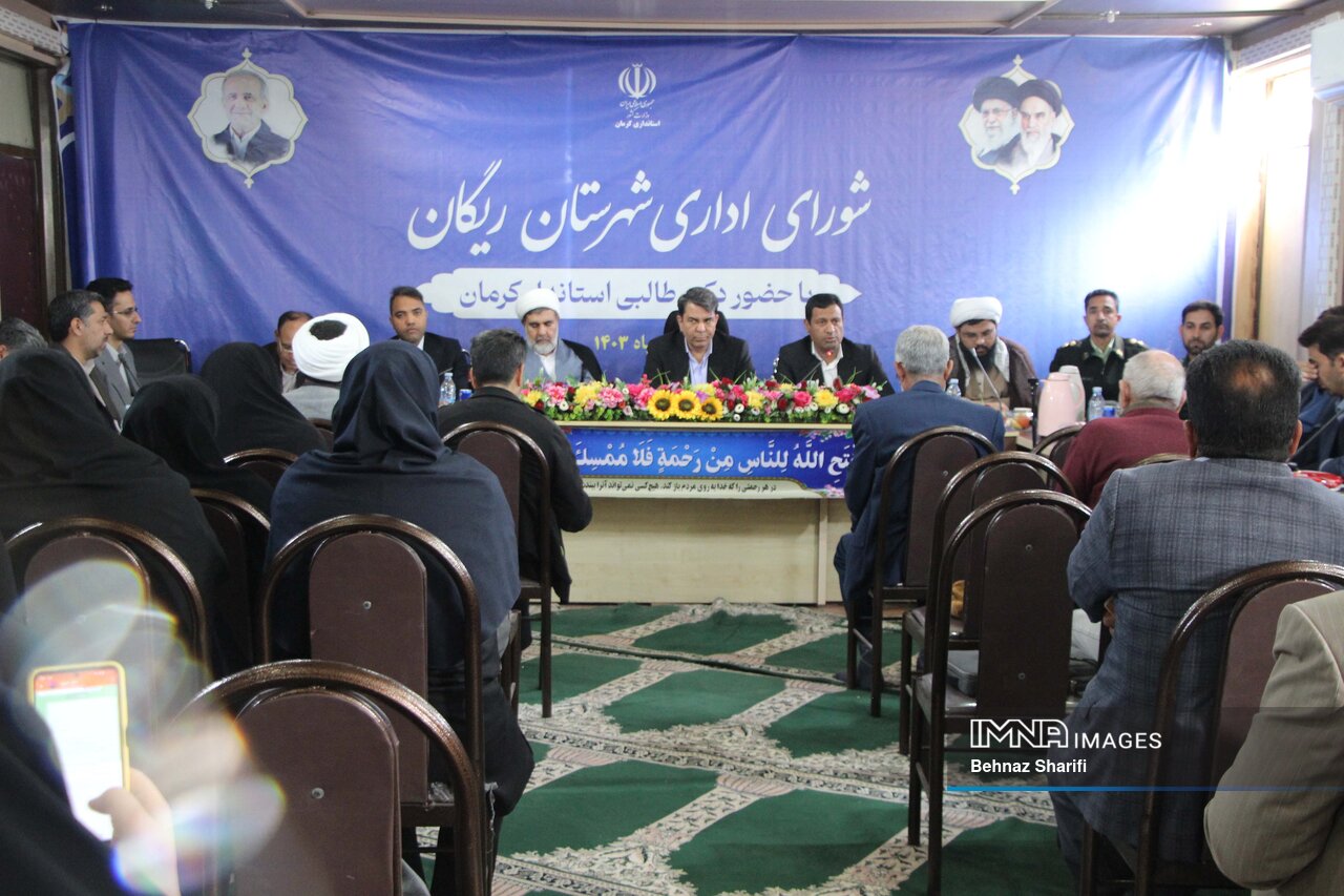 تکمیل طرحهای آبرسانی شرق استان کرمان را پیگیری میکنیم