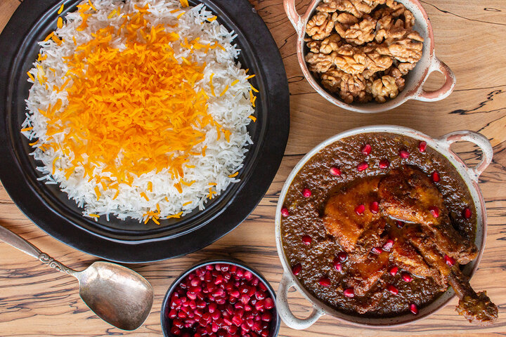 دستور پخت خورشت فسنجان با گردوی تازه و خوش طعم برای 6 نفر دستور پخت خورشت فسنجان با گردوی تازه و خوش طعم برای 6 نفر