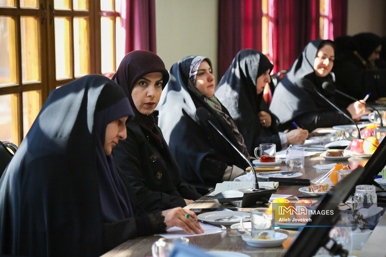 لزوم توجه به توانمندسازی بانوان و مشارکت آنها در تصمیمگیری و اتاق فکر نخبگانی