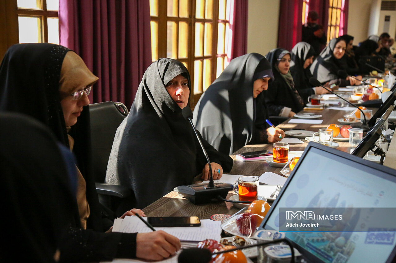 لزوم توجه به توانمندسازی بانوان و مشارکت آنها در تصمیمگیری و اتاق فکر نخبگانی