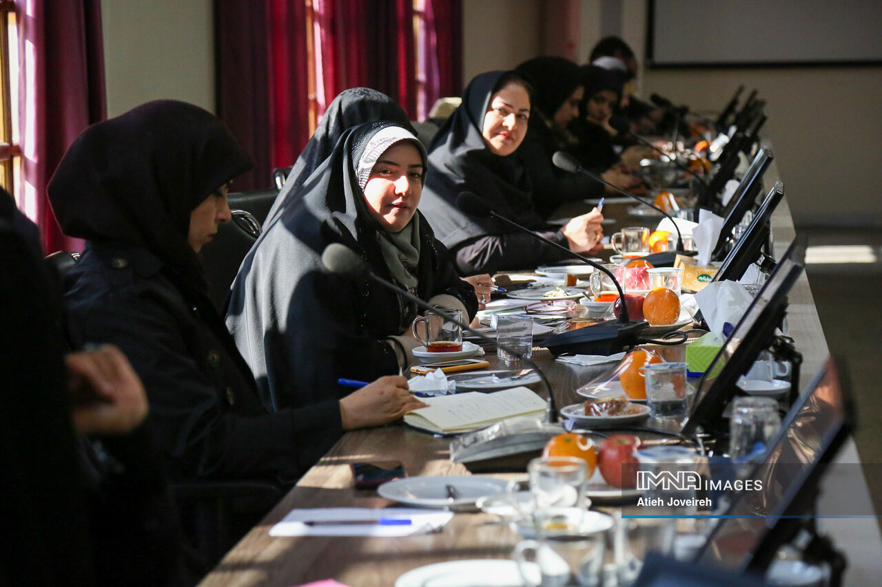 لزوم توجه به توانمندسازی بانوان و مشارکت آنها در تصمیمگیری و اتاق فکر نخبگانی