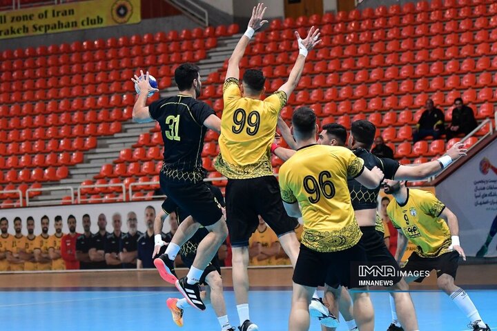 با یک هفته تمرین وارد لیگ شدیم