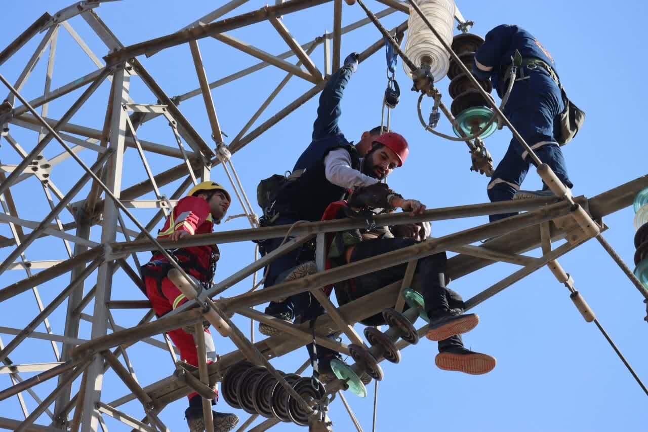 نجات فرد آسیبدیده از روی دکل برق فشار قوی توسط عوامل آتشنشانی اصفهان