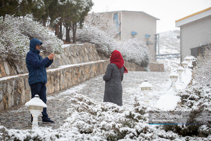 بارش اولین برف زمستانی در اصفهان