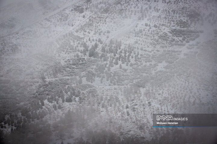 بارش اولین برف زمستانی در اصفهان
