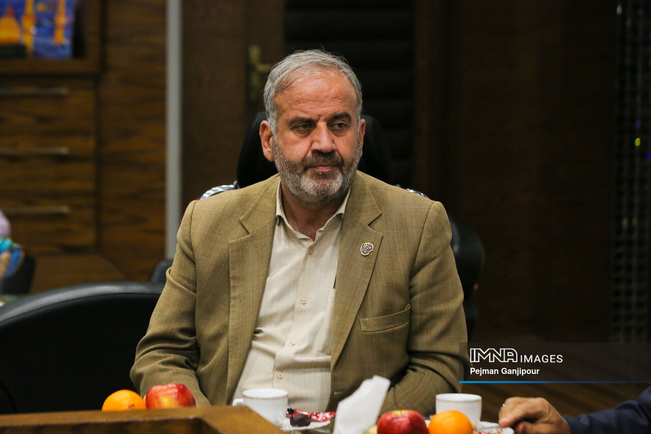 بررسی احداث، تجهیز و بهرهبرداری مشارکتی زمینهای روباز ورزشی در محلات شهر اصفهان