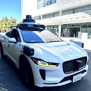 برخورد خودروی خودمختار با ربات تحویل در لسآنجلس