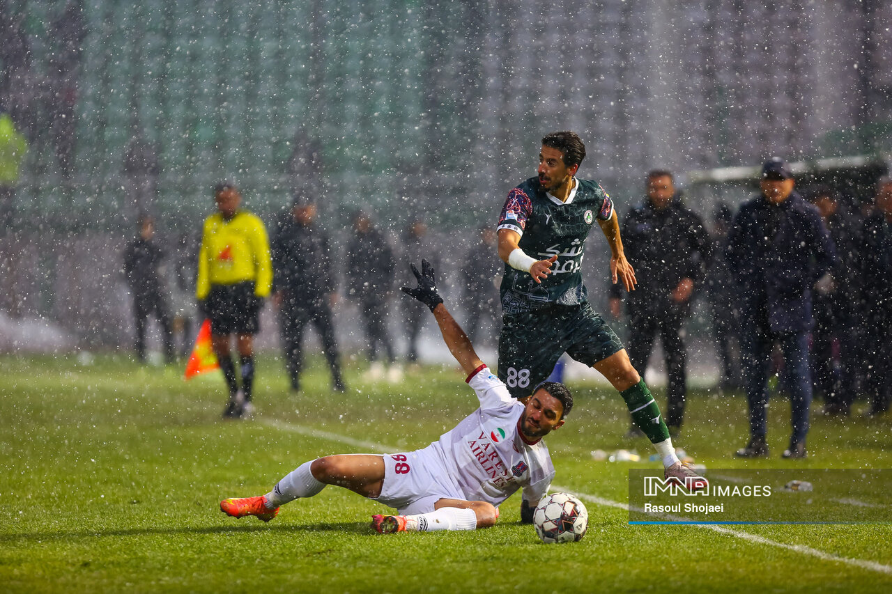 جنگ قهرمانی میان پرسپولیس و سپاهان است؟