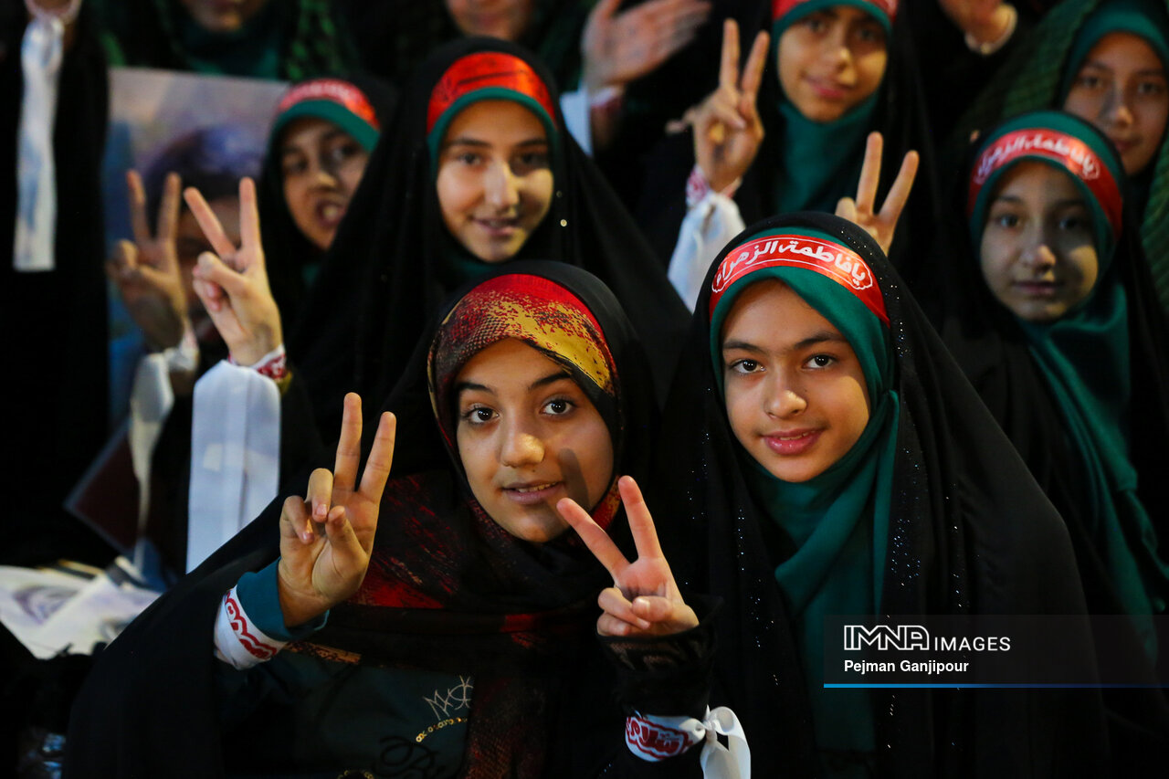 از آغوش مادر تا درخشش دختر