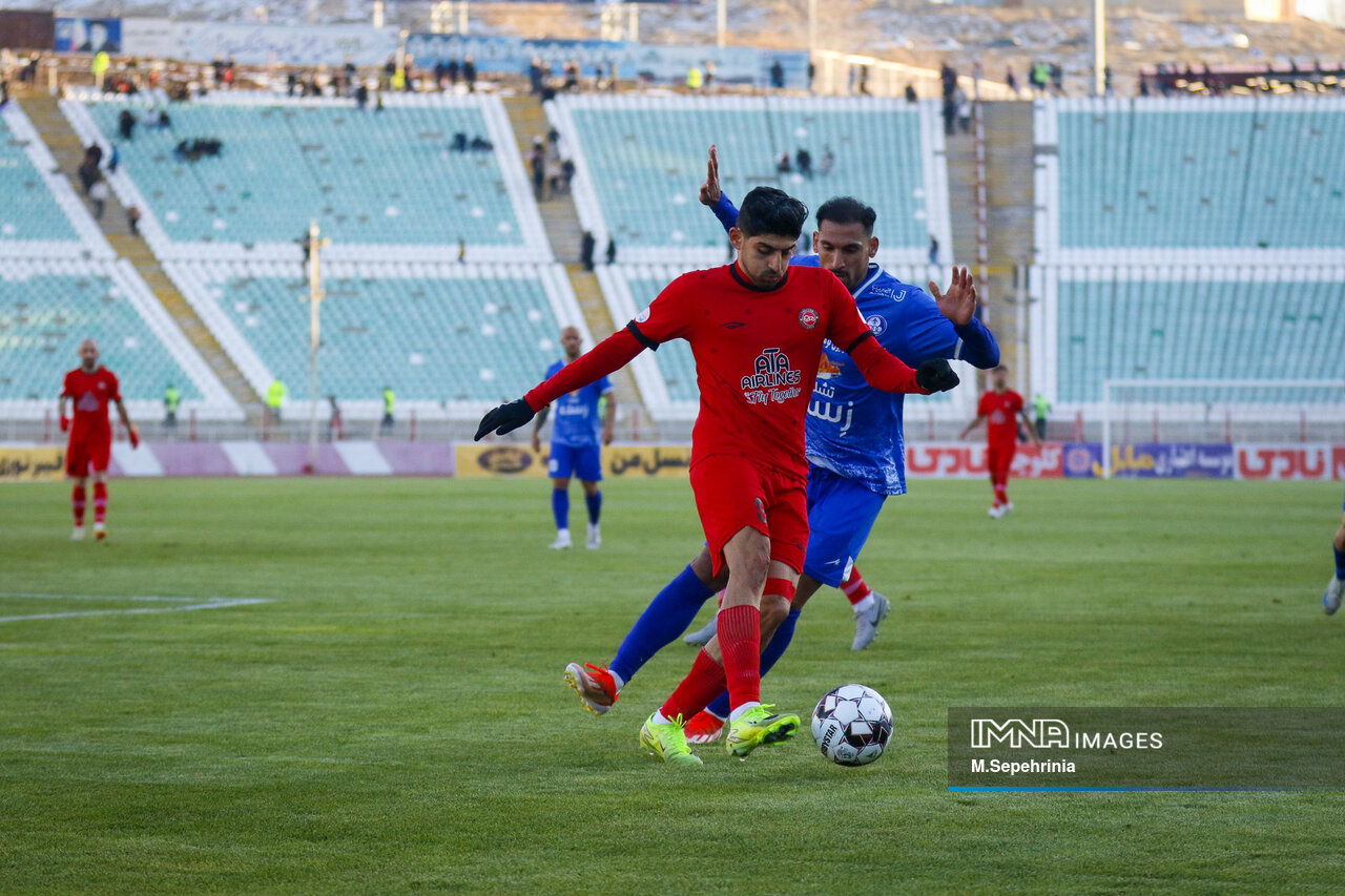 جنگ قهرمانی میان پرسپولیس و سپاهان است؟