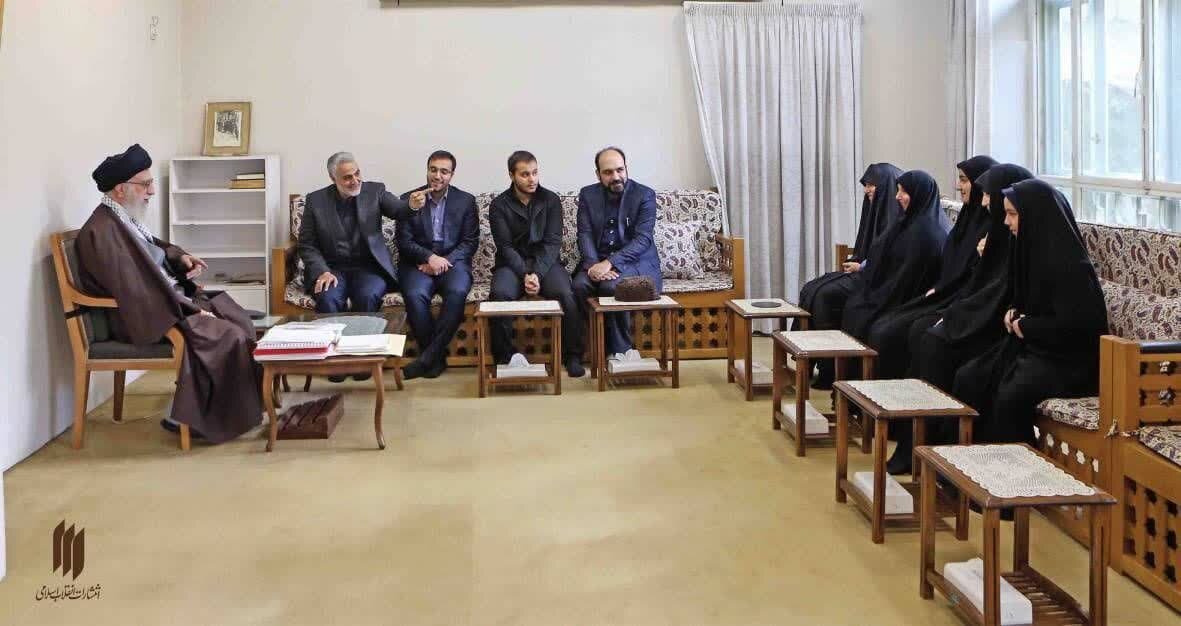 تصویری از دیدار حاج قاسم و خانوادهاش با رهبر انقلاب