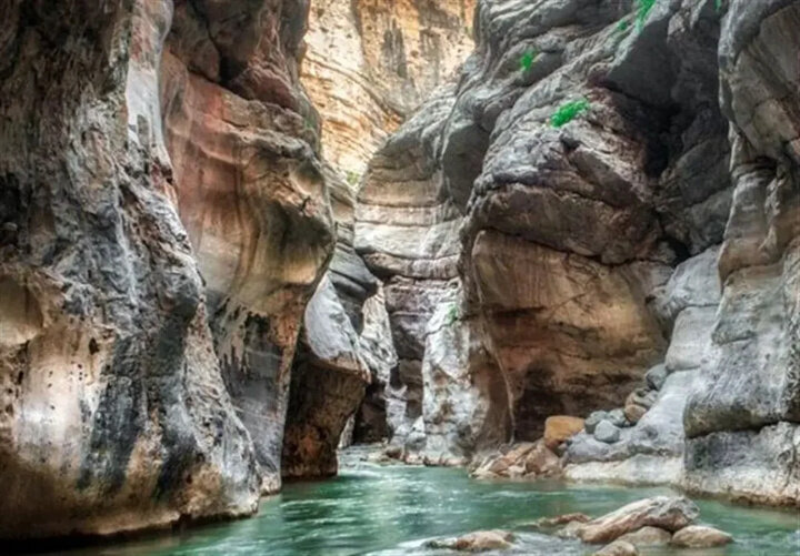 گیر افتادن ۵ گردشگر در تنگه هلت مسیر آزاد راه خرم‌آباد- پل زال