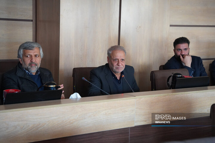 جلسه هم اندیشی جمعی از مسئولان، فرهیختگان و نخبگان اصفهان