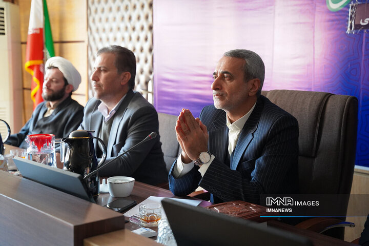 جلسه هم اندیشی جمعی از مسئولان، فرهیختگان و نخبگان اصفهان