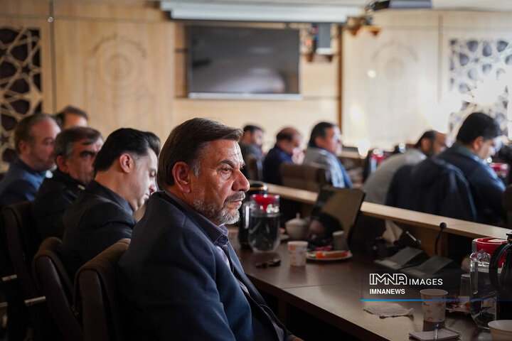 جلسه هم اندیشی جمعی از مسئولان، فرهیختگان و نخبگان اصفهان