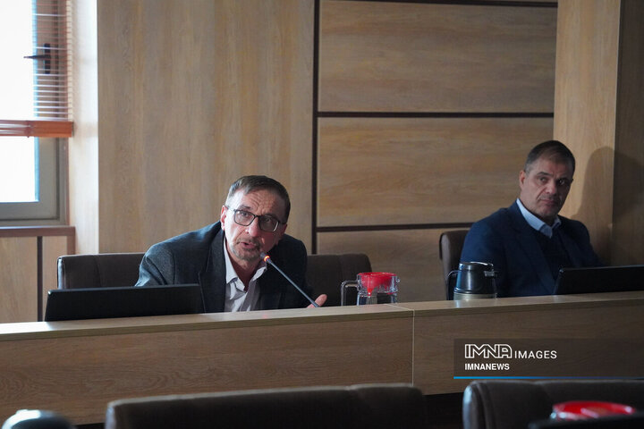 جلسه هم اندیشی جمعی از مسئولان، فرهیختگان و نخبگان اصفهان