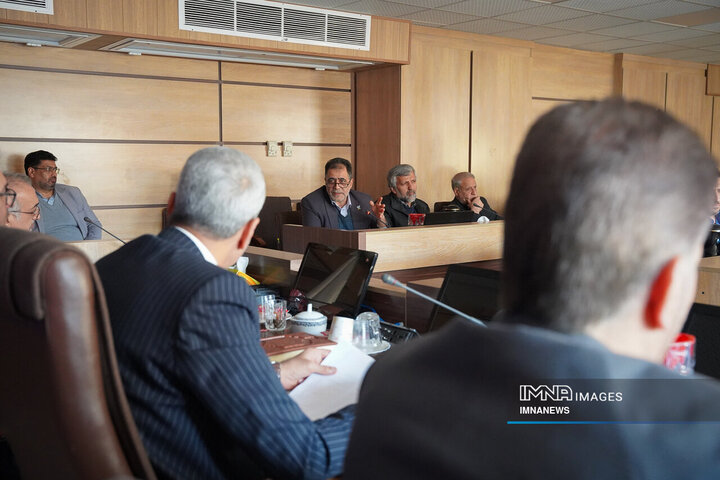 جلسه هم اندیشی جمعی از مسئولان، فرهیختگان و نخبگان اصفهان